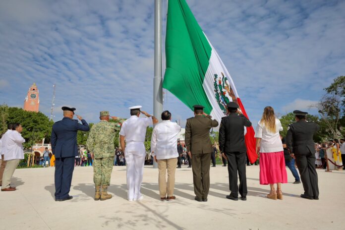 Realizan izamiento de la bandera en la Plaza Grande de Mérida