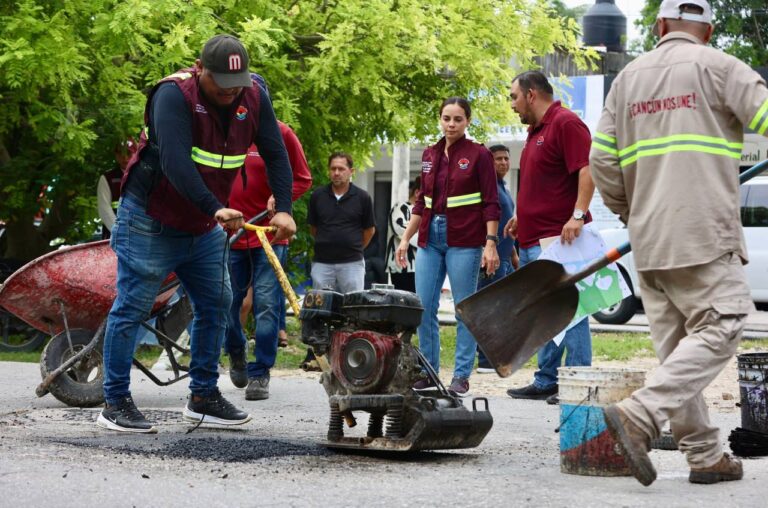 Redoblan trabajos de bacheo en diferentes zonas de Cancún