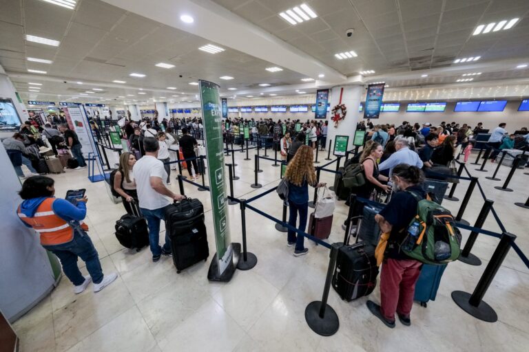 Con 500 operaciones aéreas diarias, aeropuertos de Q. Roo reciben más de 400 mil turistas