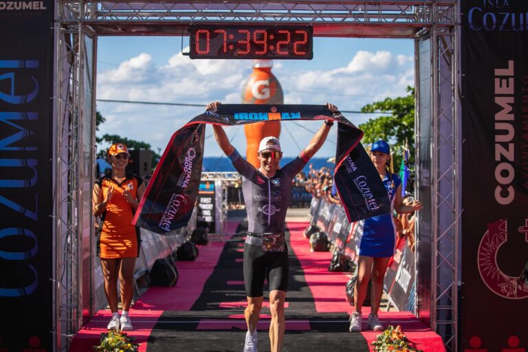Bart Aernouts y Anne Reischmann conquistan el Ironman Cozumel 2024