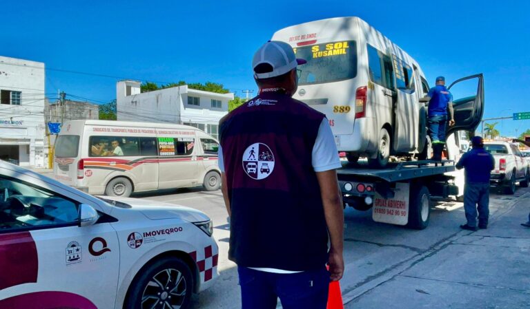 Sancionan a conductor de combi por cargar gasolina con pasajeros abordo
