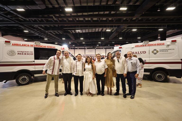 Díaz Mena entrega ambulancias y aparatos ortopédicos
