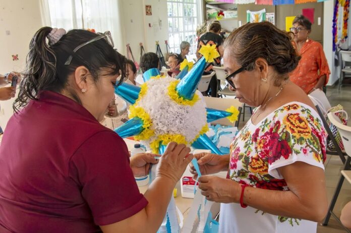 FPMC imparte el Taller de Elaboración y Decoración de Piñatas en la Casa del Adulto Mayor