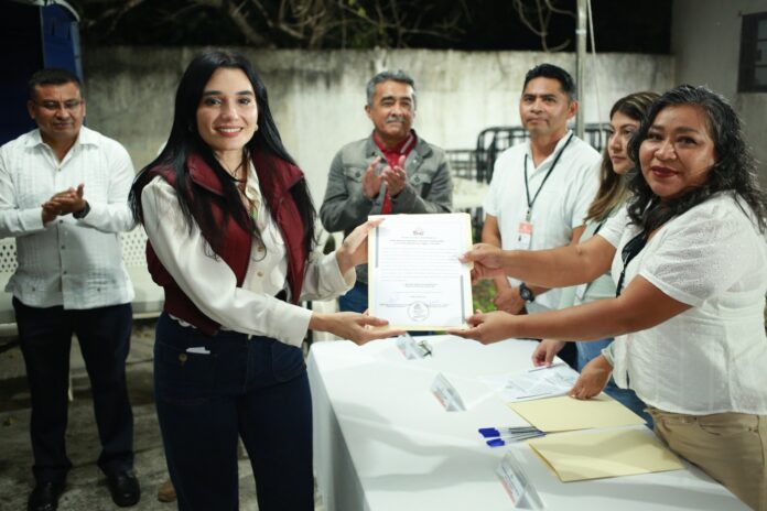 Melissa Puga recibe constancia como presidenta de Izamal; en Chichimilá concluye conteo