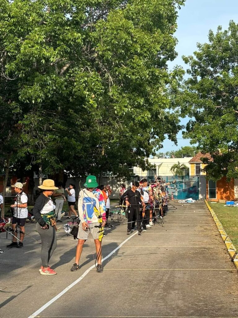 Atletas quintanarroenses se preparan para la Copa Tucanes de Tiro con Arco