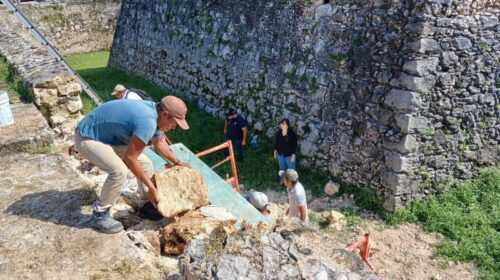 Restauran muro del foso perimetral del Fuerte de Bacalar