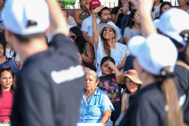 Mara Lezama junto a familias chetumaleñas disfruta desfile de la Revolución Mexicana