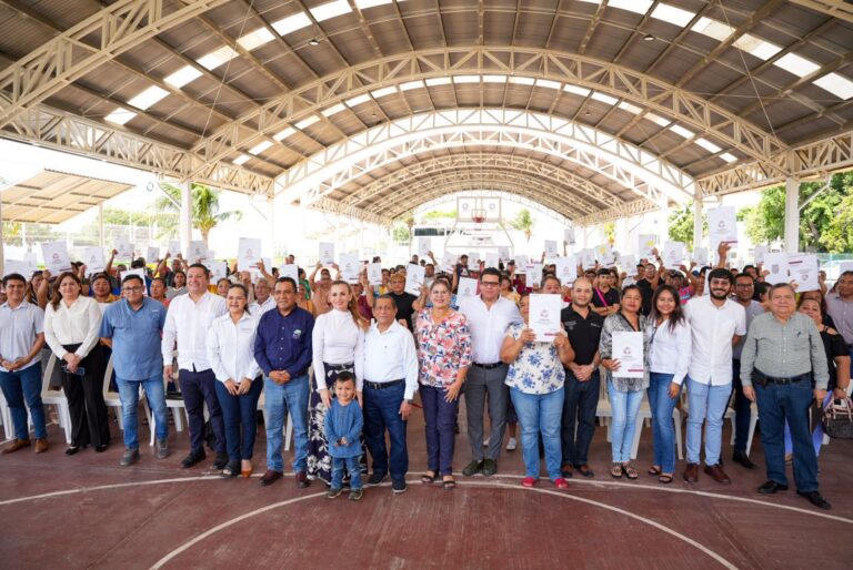 Otorgan 146 escrituras públicas a familias campechanas