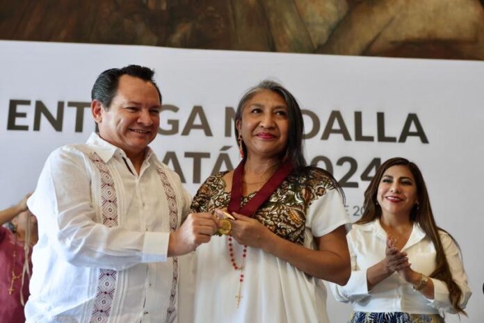 Entregan máxima distinción cultural de Yucatán a Socorro Loeza Flores