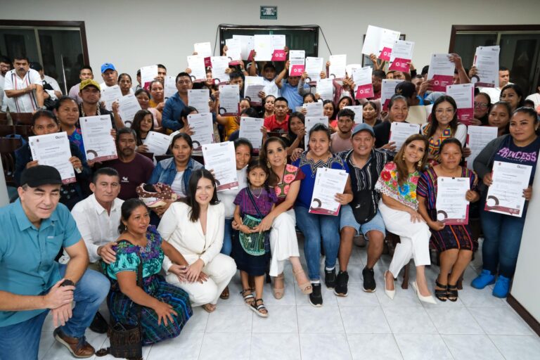 Mara Lezama entrega 44 títulos de propiedad a habitantes de Mayabalam y Kuchumatán
