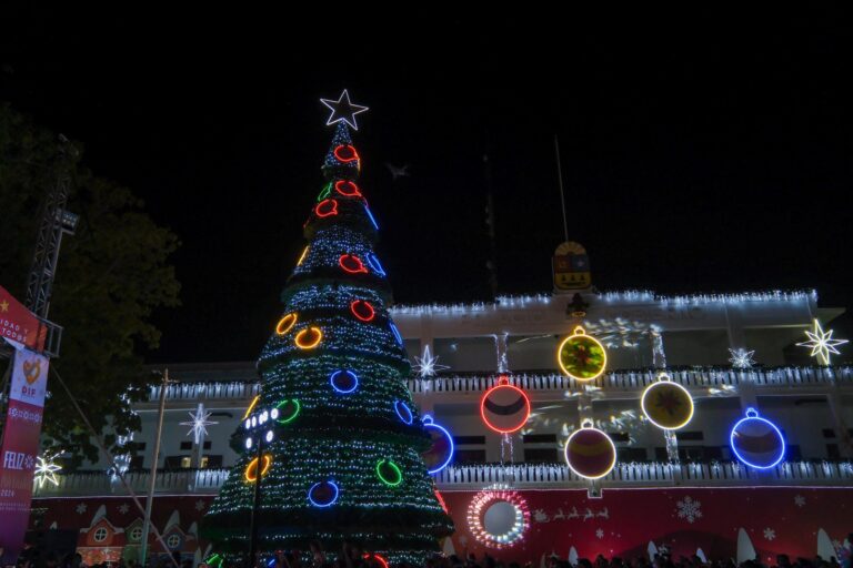 Mara Lezama y familias chetumaleñas disfrutan encendido de árbol y villas navideñas