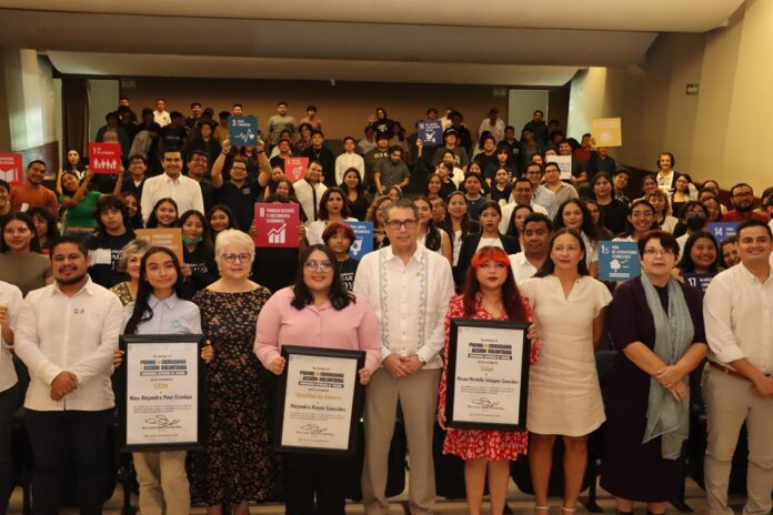 UADY reconoce 20 años de trabajo voluntario