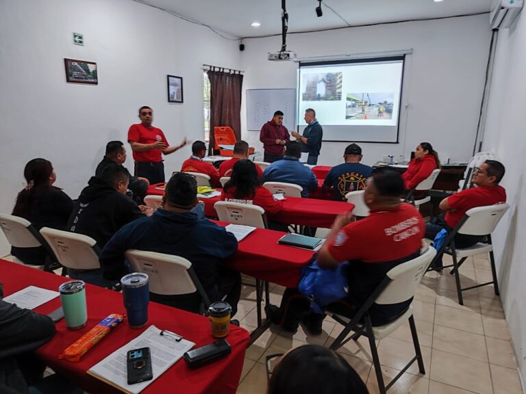 Capacitan a bomberos de Cancún en el sistema comando de incidentes