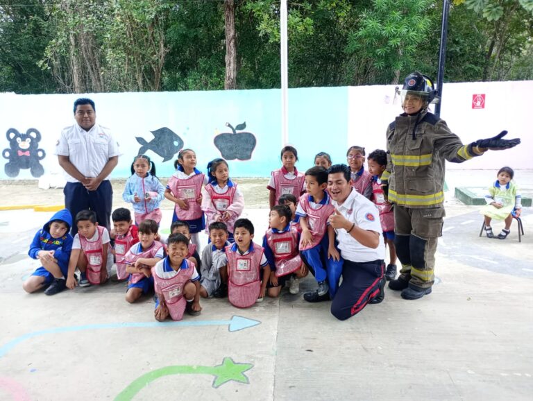 Capacita bomberos de Cancún a niños de preescolar en materia de prevención