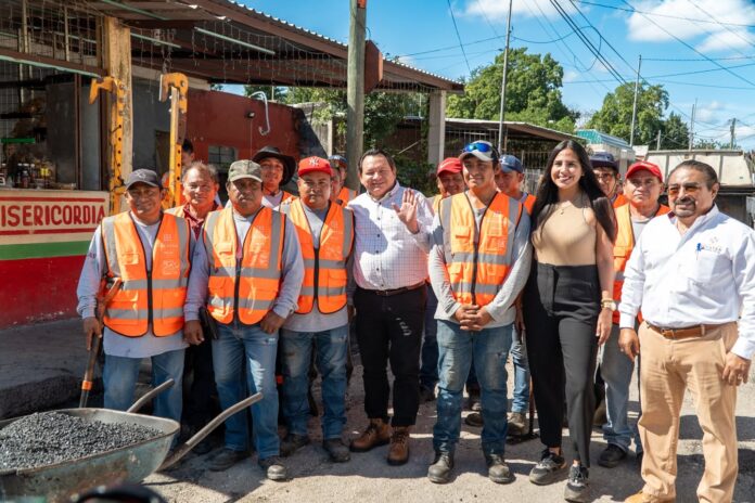 Díaz Mena supervisa trabajos de bacheo en Mérida