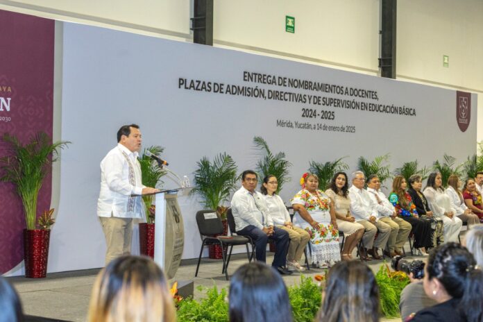 Entregan nuevas plazas a maestras y maestros en Yucatán