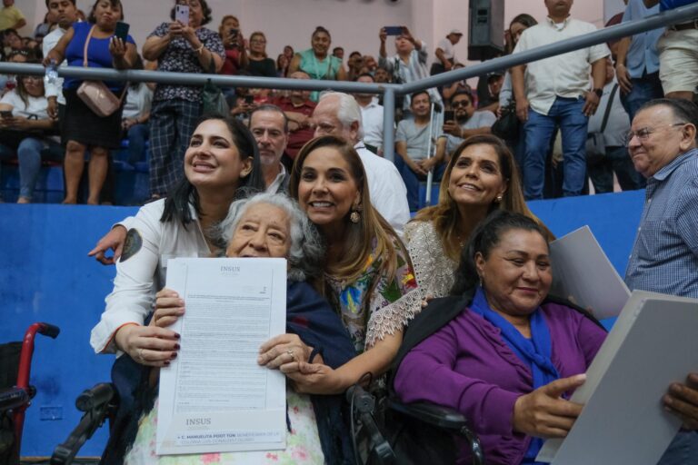 Mara Lezama entrega títulos de propiedad a 488 familias de Solidaridad