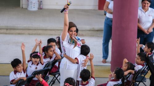 Mara Lezama entrega domo a estudiantes de la primaria “Miguel Vidal Alcocer” de Benito Juárez