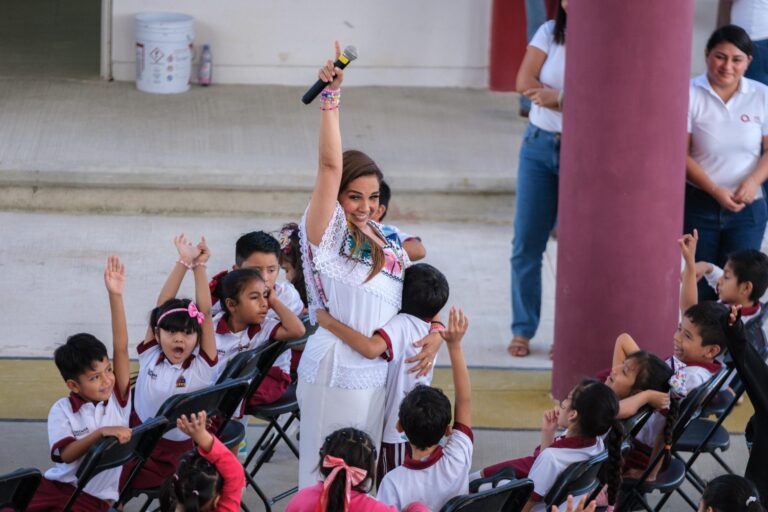 Mara Lezama entrega domo en escuela primaria “Miguel Vidal Alcocer”