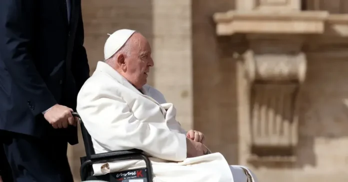 Papa Francisco se lesiona un brazo tras fuerte caída