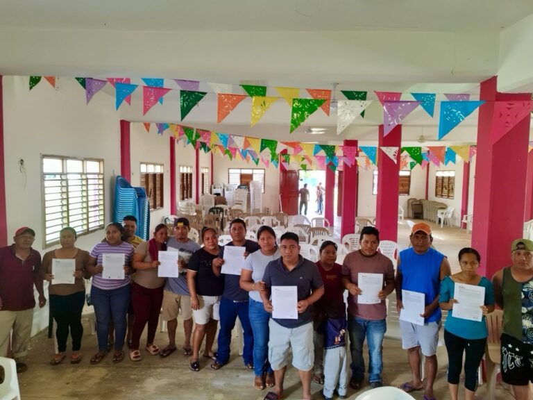 AGEPRO entrega convenios de regularización en Bacalar