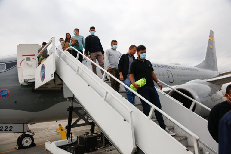 Colombia recibe el primero de dos aviones con deportados de EU; “sin estar esposados”: Petro
