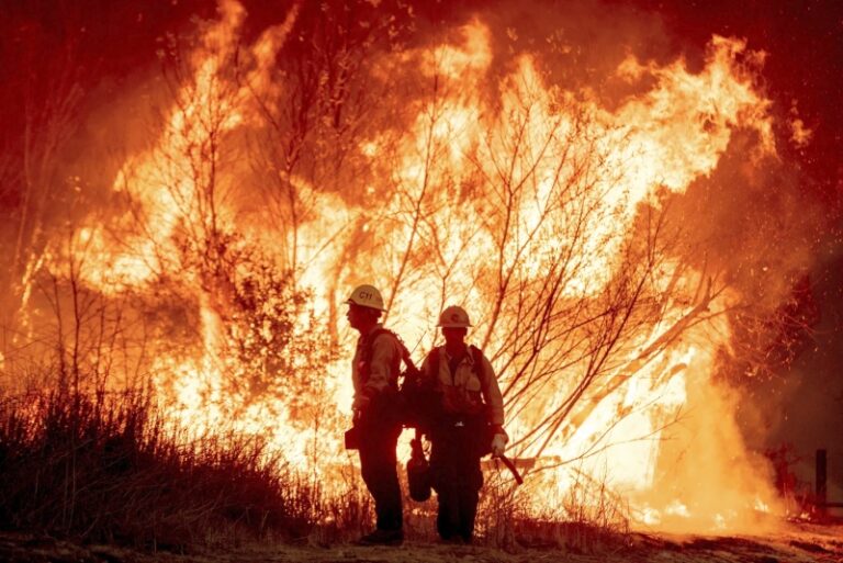 Los bomberos esperan un respiro de los fuertes vientos que alimentan los devastadores incendios en el área de Los Ángeles