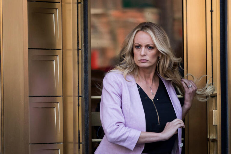 Exige Donald Trump a la Corte Suprema que pause el juicio por pagos a Stormy Daniels