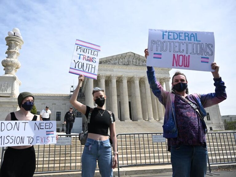 Donald Trump ordena suspender tratamientos trans para menores de edad en Estados Unidos