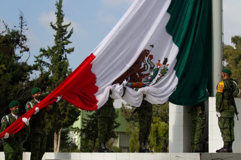 La Costumbre del Poder: ¿Qué significan hoy la lealtad y la bandera?