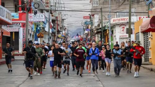 Alcaldesa de Frontera Comalapa, Chiapas, sale a correr rodeada de policías armados