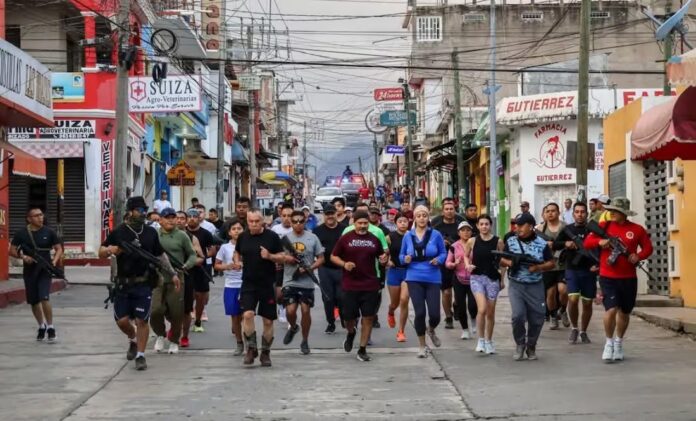 Alcaldesa de Frontera Comalapa, Chiapas, sale a correr rodeada de policías armados