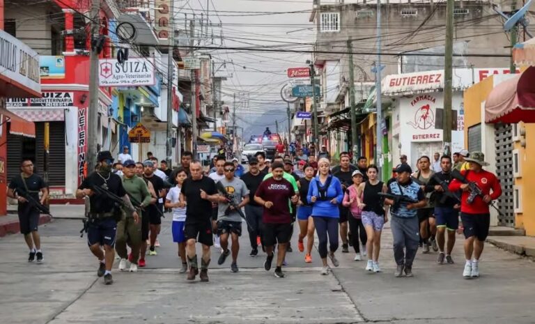 Alcaldesa de Frontera Comalapa, Chiapas, sale a correr rodeada de policías armados