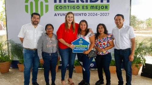 Cecilia Patrón entrega acciones de vivienda a familias del sur de Mérida