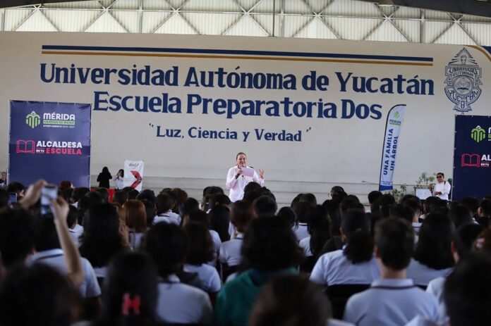 Cecilia Patrón visita la Preparatoria Dos de la UADY