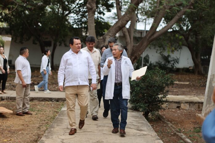 Díaz Mena recorre el Hospital Psiquiátrico de Yucatán