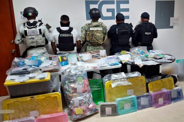 Autoridades aseguran drogas, armas y una motocicleta en cateo realizado en Solidaridad