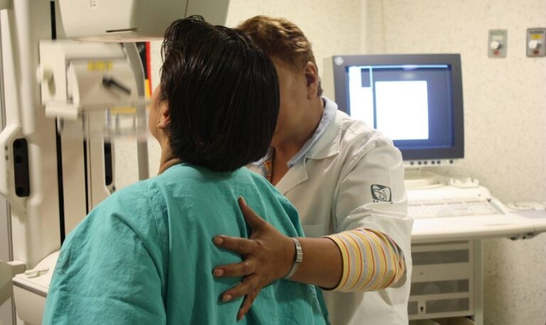 En México mueren casi 50 mil mujeres por cáncer principalmente de mama, informa INEGI