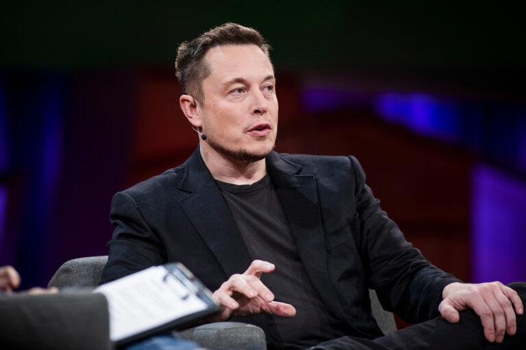 Elon Musk lanza oferta millonaria para tomar el control de OpenAI