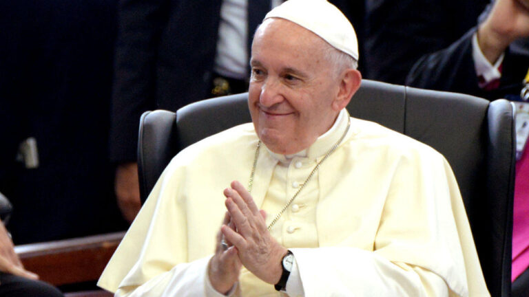 El Vaticano informa que el Papa Francisco sufre una neumonía bilateral