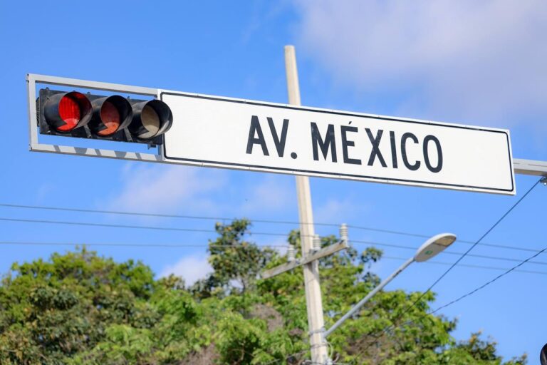Instalan nuevo cruce semaforizado en Av. Politécnico