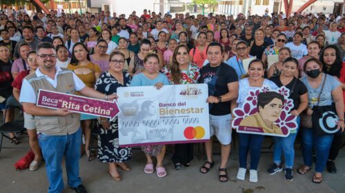 Mara Lezama arranque de la entrega de tarjetas de las becas “Rita Cetina” a estudiantes de secundaria de Quintana Roo