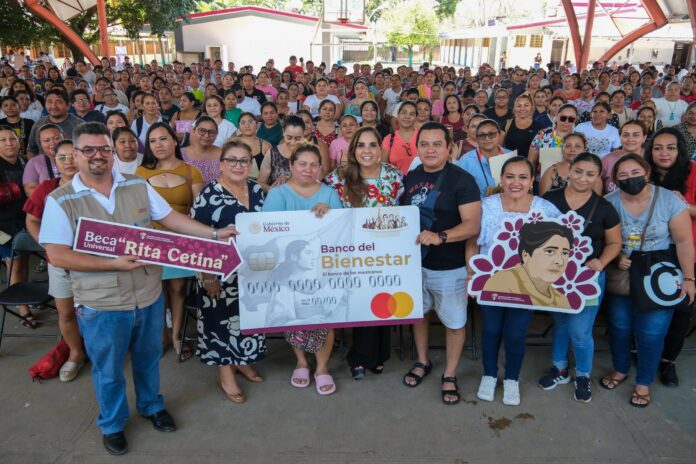 Mara Lezama arranque de la entrega de tarjetas de las becas “Rita Cetina” a estudiantes de secundaria de Quintana Roo