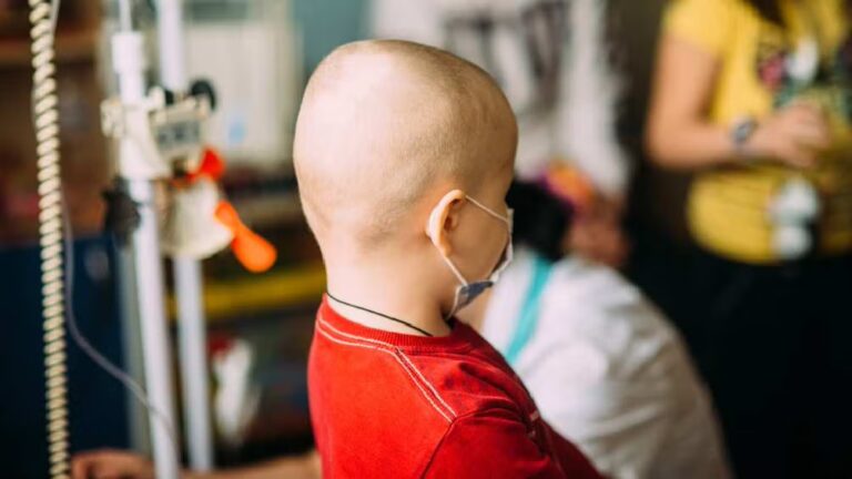 Anuncian apoyo económico para padres de niños con cáncer