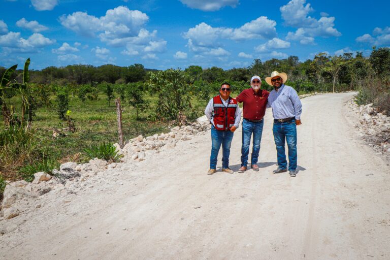 Avanza la rehabilitación de caminos saca cosechas en Escárcega