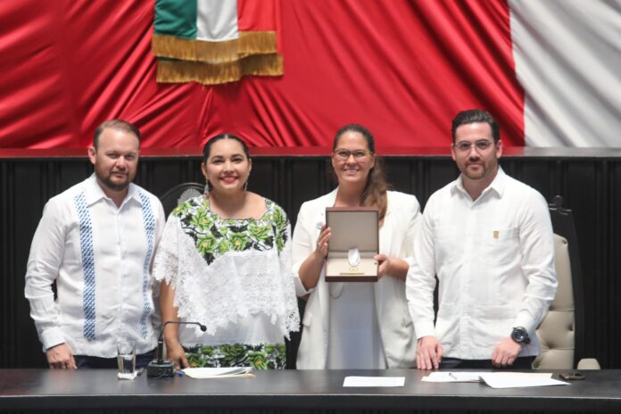 Cecilia Gutiérrez Navarro recibe la Medalla 