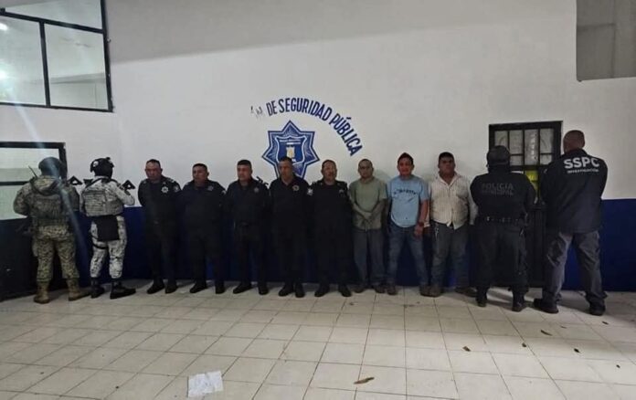 Detienen a policías chiapanecos en Tabasco