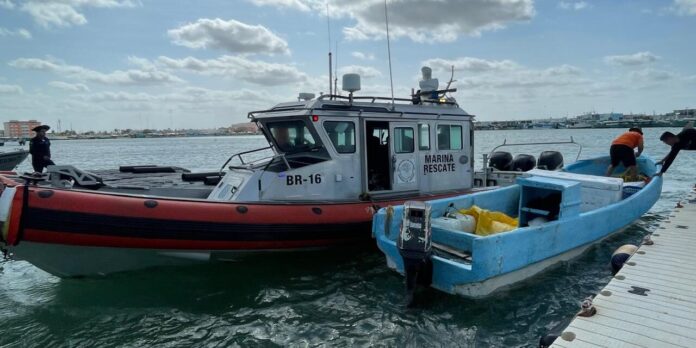 Elementos de la Marina rescatan a 14 cubanos en costas de Yucatán