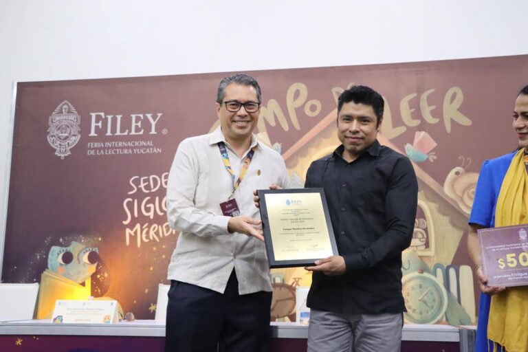 Enrique Mendoza recibe el Premio Nacional de Periodismo FILEY 2025