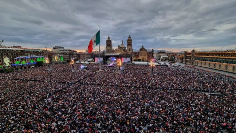 LOS CAPITALES: Llena Sheinbaum el Zócalo capitalino; seguirán las negociaciones arancelarias con EU